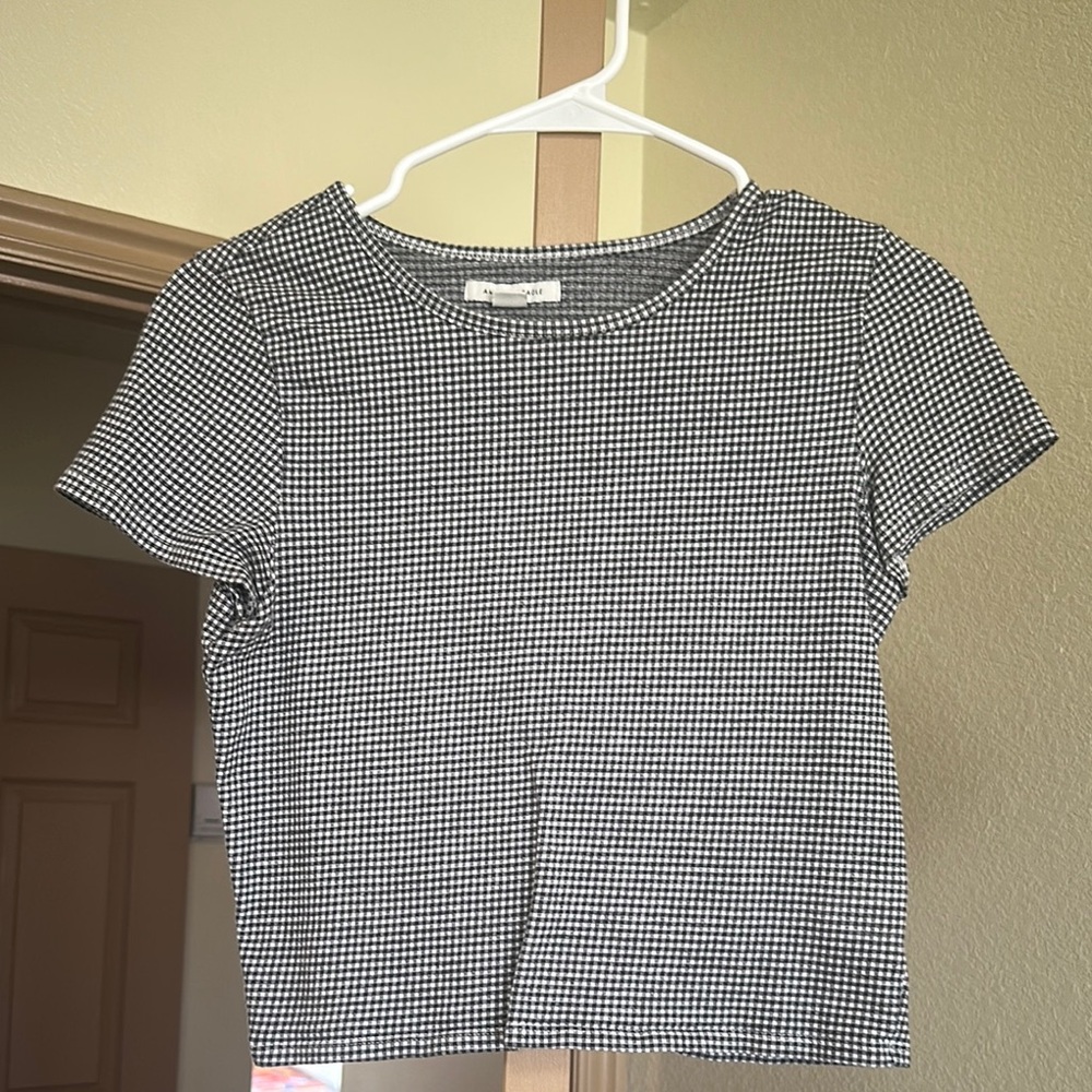 American Eagle Outfitters Black and White Cropped Fitted T-Shirt